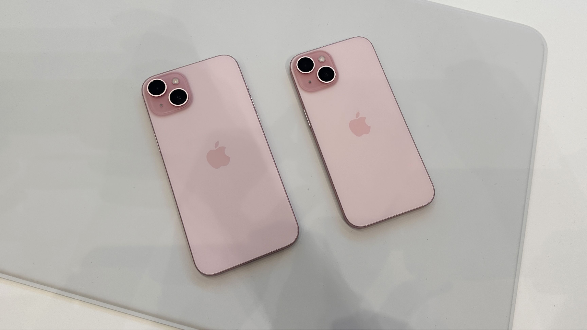 Ngay cả khi chụp trong nhà, iPhone 15 Plus màu Hồng vẫn vô cùng bắt mắt